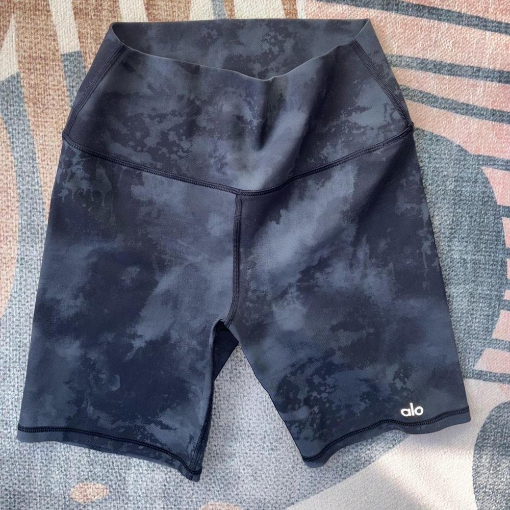 Alo Yoga High Waisted Biker Shorts in Solarized Tie Dye Small Black Gray